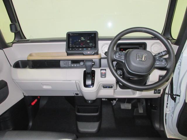 ドライバーを包み込むように、ディスプレーやスイッチ、コンソールを配置。座った瞬間から運転への期待が！空間そのものの心地よさにこだわっています。