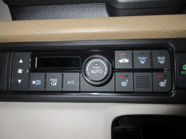 オートエアコンタイプなので細かい操作なしで快適温度に調整してくれます。シートヒーター付きで、冷えた車内でもスイッチを押せば数秒で座面と背もたれがあたたかくなります。