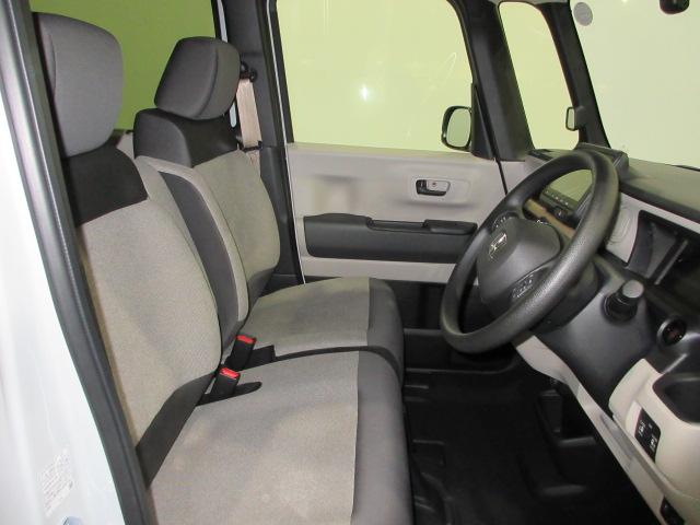 フロントシートはベンチシートタイプ♪　センターには格納式アームレストも付いています！！室内空間は広々で移動も楽々です♪狭い駐車空間など助手席ドアから出たい時にも大変便利ですよ♪