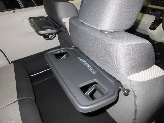 両席カップホルダー付きシートバックテーブルです。飲み物やちょっとした小物を置くのに大変便利で使い勝手が良いです。