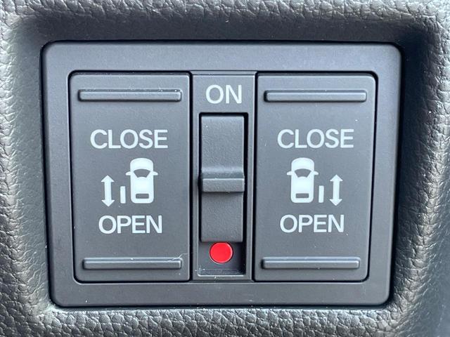 【両側パワースライドドア】スマートキーや運転席のスイッチで後席両側スライドドアの開閉が可能♪電動だから力を入れてドアを開ける必要が無く、小さなお子様でも簡単に開け閉めでき快適です♪