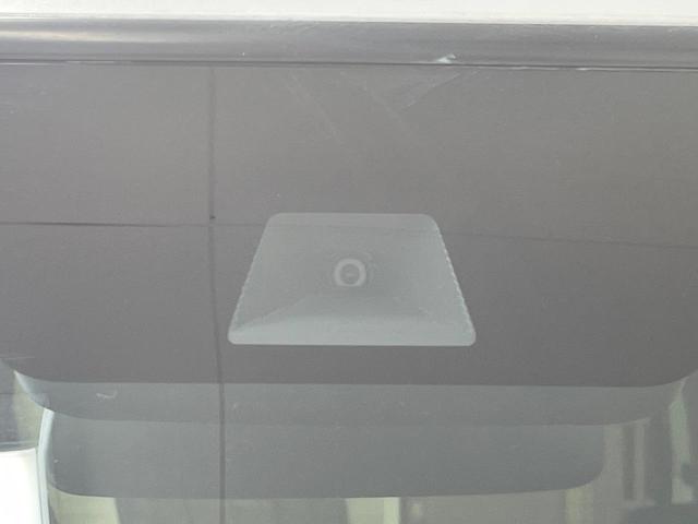 【ホンダセンシング】走行中に前方の車両等を認識し、衝突しそうな時は警報とブレーキで衝突回避と被害軽減をアシスト。より安全にドライブをお楽しみいただけます。