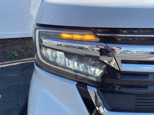 【LEDヘッドライト】悪天候や夜間走行時も良好な視界を確保し安心して運転できる高輝度LEDヘッドライトを装備!点灯速度が早く、消費電力も抑えられています。