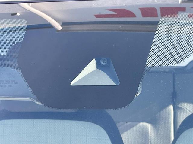 【エマージェンシーブレーキ】走行中に前方の車両等を認識し、衝突しそうな時は警報とブレーキで衝突回避と被害軽減をアシスト。より安全にドライブをお楽しみいただけます。