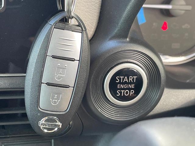 【インテリジェントキー】カバンやポケットに入れたままでもドアの施錠・解錠が可能なスマートキーを装備。エンジンのオン・オフ時もカギを取り出す必要が無いからとっても便利です♪
