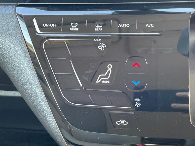 【オートエアコン】一度お好みの温度に設定すれば、車内の温度を検知し風量や温度を自動で調整。暑い…寒い…と何度もスイッチ操作をする必要はありません。快適な車内空間には必須の機能ですね♪