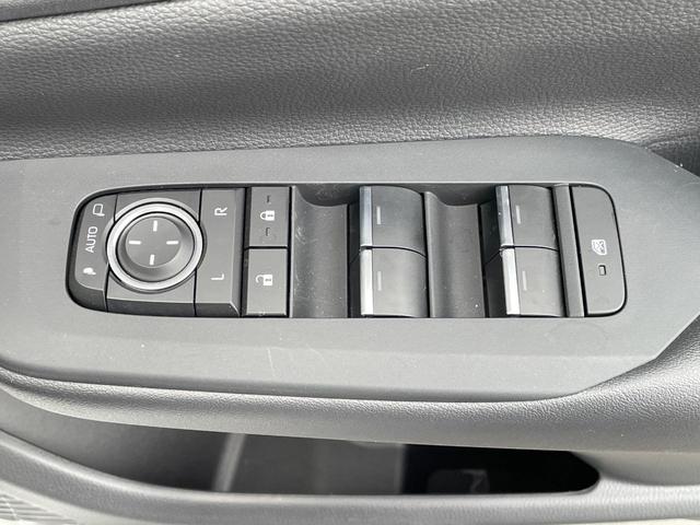 プリウス Ｚ　禁煙車　ガラスルーフ　１２型ディスプレイ　全周囲カメラ　ドラレコ付きデジタルミラー　ＢＳＭ　衝突被害軽減システム　レーダークルーズ　レザーシート　シートエアコン　パワーシート　　ＬＥＤ　ＥＴＣ２．０（33枚目）