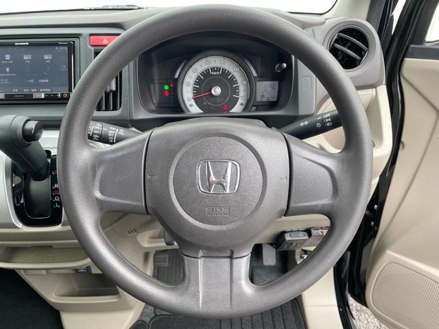 �C���e���A�ɍ��킹���f�U�C���̃X�e�A�����O�́A�^�]�������̂��Ƃ��l���A�^�]���₷���`��A�傫���ł��B�����x�A���ۂɐG���Ă��m���߂��������B