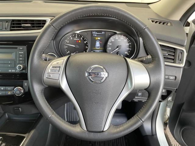 �C���e���A�ɍ��킹���f�U�C���̃X�e�A�����O�́A�^�]�������̂��Ƃ��l���A�^�]���₷���`��A�傫���ł��B�����x�A���ۂɐG���Ă��m���߂��������B