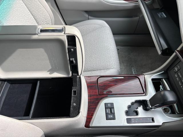 クラウン ロイヤルサルーン メーカーオプション純正ナビ(バックモニター・サイドモニター・HDD・Bluetooth)前席パワーシート・前後コーナーセンサー・スペアキー・ETC・ウッドコンビハンドル・純正アルミホイール(16枚目)