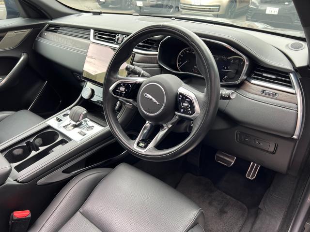 Fペイス R-ダイナミック SE D200 ワンオーナー車 スライディングパノラミックルーフ 21インチアルミホイール 黒皮シート F電動シート(シーヒーター・ベンチレーション)電動テールゲート MERIDIANサウンド(4枚目)