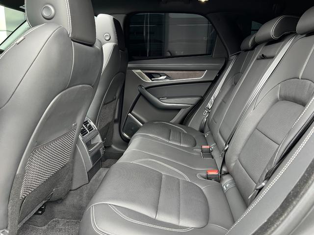 Fペイス R-ダイナミック SE D200 ワンオーナー車 スライディングパノラミックルーフ 21インチアルミホイール 黒皮シート F電動シート(シーヒーター・ベンチレーション)電動テールゲート MERIDIANサウンド(5枚目)