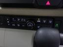 オートエアコンタイプなので細かい操作なしで快適温度に調整してくれます。シートヒーター付きで、冷えた車内でもスイッチを押せば数秒で座面と背もたれがあたたかくなります。