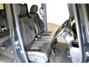 フロントシートはベンチシートタイプ♪　センターには格納式アームレストも付いています！！室内空間は広々で移動も楽々です♪狭い駐車空間など助手席ドアから出たい時にも大変便利ですよ♪