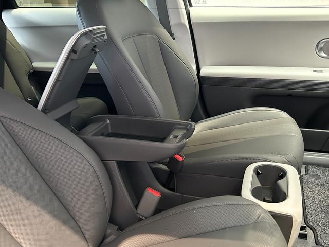 アイオニック５ ボヤージュ　ＡＷＤ　ヒョンデ正規認定中古車　ワンオーナー　１２．３インチナビ　パワーテールゲート　リモートスマートパーキングシステム　リヤビューモニター　サラウンドビューモニター（13枚目）