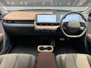 IONIQ5のインテリアは、多様なエコフレンドリー素材を活用しました。植物性オイルの幅広い使用やリサイクルPETボトルから創られた繊維の採用など、地球に優しい素材で完成されたインテリア