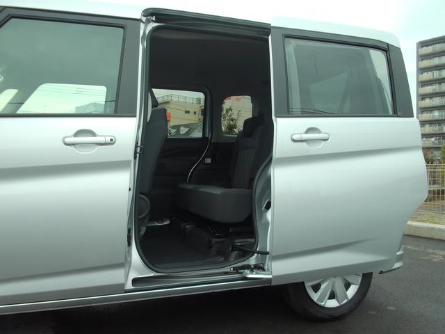 ソリオ Ｇ　オーディオレス　後席両側スライドドア　ウォークスルー　キーレスプッシュスタート　衝突被害軽減ブレーキ　後退時ブレーキサポート　ＳＲＳサイドエアバッグ　ＳＲＳカーテンエアバッグ　ＥＳＰ　オートライト　フルオートエアコン（9枚目）