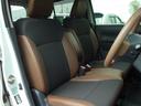 運転席と助手席の狭間にアームレスト(肘掛)が存在☆