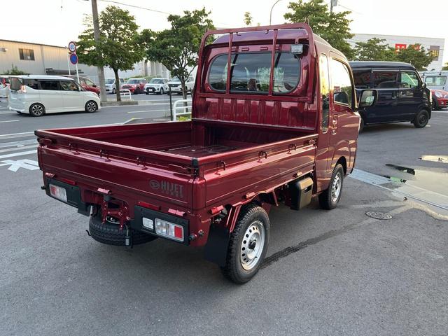 ハイゼットトラック 　届出済未使用車　ＡＴ　２ＷＤ　キーレス　ＬＥＤヘッドライト　ハロゲンフォグランプ　ＬＥＤ荷台作業灯　電動格納リモコンドアミラー　リヤゲートチェーン　ドアポケット　リクライニング機構　ファブリックシート（10枚目）