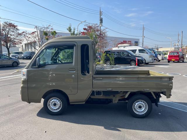 ハイゼットトラック ジャンボＳＡＩＩＩｔ　２ＷＤ　５ＭＴ　農業女子パック　社外フルセグ付きナビ　バックカメラ　前方ドライブレコーダー　ＥＴＣ　荷台ライト　パーキングソナ―　ＡＢＳ　パワステ　パワーウィンドウ　フロントフォグライト　社外スロコン（12枚目）