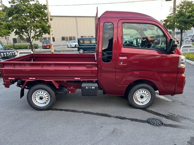 ハイゼットトラック ジャンボエクストラ　届出済未使用車　ＡＴ　４ＷＤ　ＬＥＤヘッドライト　ＬＥＤフォグライト　ＬＥＤ荷台作業灯　電動格納リモコンドアミラー　リヤゲートチェーン　ドアポケット　リクライニング機構　ファブリックシート（8枚目）