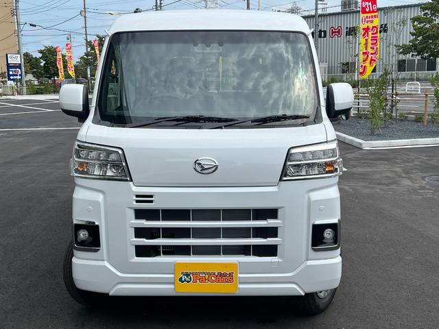ハイゼットカーゴ クルーズターボ　届出済未使用車　ターボ　ＬＥＤヘッドライト　ＬＥＤフォグランプ　ＬＥＤルームランプ　電動格納ドアミラー　スマートキー　プッシュスタート　パワーウインド　ＡＢＳ　マニュアルエアコン　パワステ（6枚目）