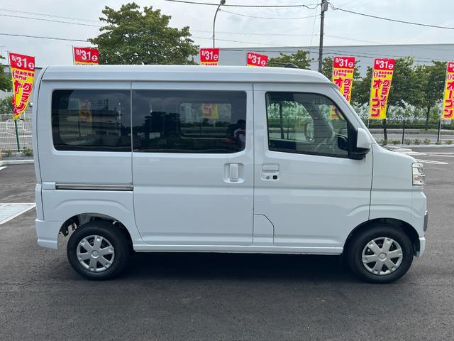 ハイゼットカーゴ クルーズターボ　届出済未使用車　ターボ　ＬＥＤヘッドライト　ＬＥＤフォグランプ　ＬＥＤルームランプ　電動格納ドアミラー　スマートキー　プッシュスタート　パワーウインド　ＡＢＳ　マニュアルエアコン　パワステ（8枚目）