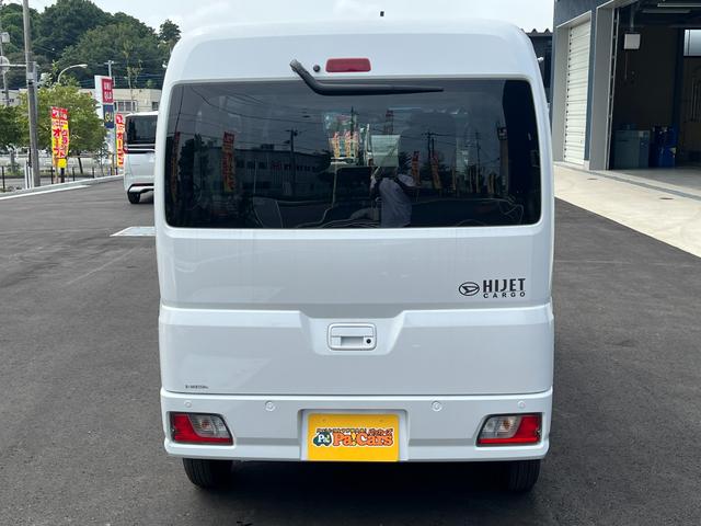 ハイゼットカーゴ クルーズターボ　届出済未使用車　ターボ　ＬＥＤヘッドライト　ＬＥＤフォグランプ　ＬＥＤルームランプ　電動格納ドアミラー　スマートキー　プッシュスタート　パワーウインド　ＡＢＳ　マニュアルエアコン　パワステ（10枚目）