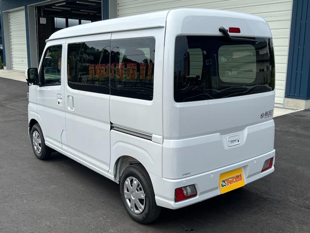 ハイゼットカーゴ クルーズターボ　届出済未使用車　ターボ　ＬＥＤヘッドライト　ＬＥＤフォグランプ　ＬＥＤルームランプ　電動格納ドアミラー　スマートキー　プッシュスタート　パワーウインド　ＡＢＳ　マニュアルエアコン　パワステ（11枚目）