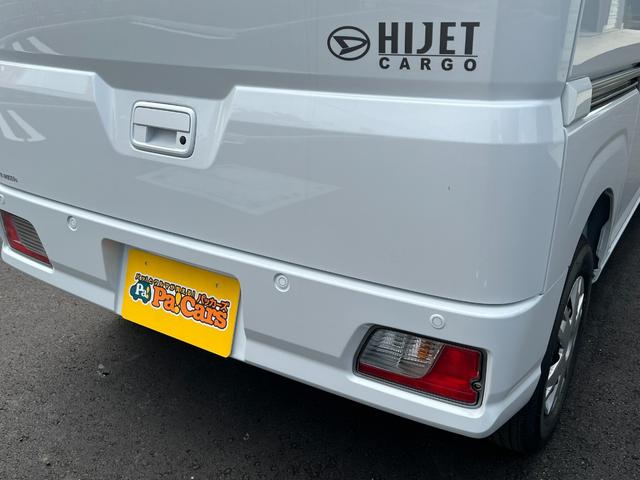 ハイゼットカーゴ クルーズターボ　届出済未使用車　ターボ　ＬＥＤヘッドライト　ＬＥＤフォグランプ　ＬＥＤルームランプ　電動格納ドアミラー　スマートキー　プッシュスタート　パワーウインド　ＡＢＳ　マニュアルエアコン　パワステ（12枚目）