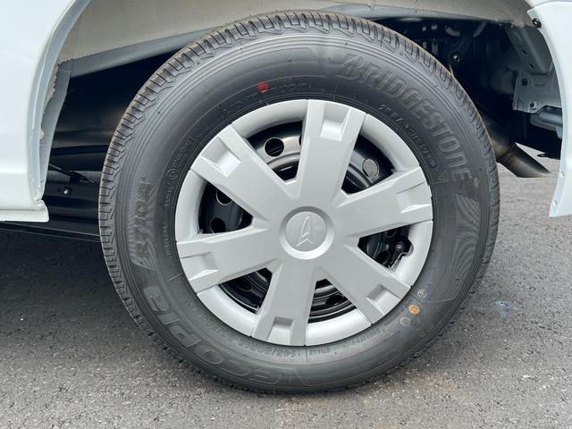 ハイゼットカーゴ クルーズターボ　届出済未使用車　ターボ　ＬＥＤヘッドライト　ＬＥＤフォグランプ　ＬＥＤルームランプ　電動格納ドアミラー　スマートキー　プッシュスタート　パワーウインド　ＡＢＳ　マニュアルエアコン　パワステ（13枚目）