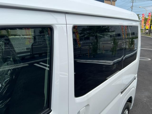 ハイゼットカーゴ クルーズターボ　届出済未使用車　ターボ　ＬＥＤヘッドライト　ＬＥＤフォグランプ　ＬＥＤルームランプ　電動格納ドアミラー　スマートキー　プッシュスタート　パワーウインド　ＡＢＳ　マニュアルエアコン　パワステ（14枚目）
