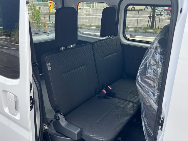 ハイゼットカーゴ クルーズターボ　届出済未使用車　ターボ　ＬＥＤヘッドライト　ＬＥＤフォグランプ　ＬＥＤルームランプ　電動格納ドアミラー　スマートキー　プッシュスタート　パワーウインド　ＡＢＳ　マニュアルエアコン　パワステ（18枚目）