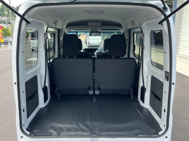 ハイゼットカーゴ クルーズターボ　届出済未使用車　ターボ　ＬＥＤヘッドライト　ＬＥＤフォグランプ　ＬＥＤルームランプ　電動格納ドアミラー　スマートキー　プッシュスタート　パワーウインド　ＡＢＳ　マニュアルエアコン　パワステ（19枚目）