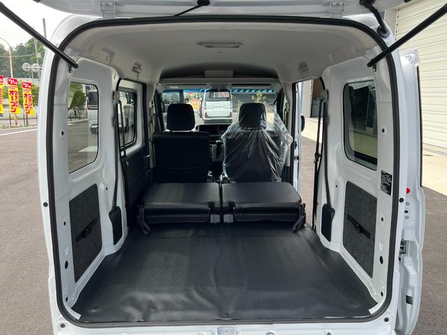 ハイゼットカーゴ クルーズターボ　届出済未使用車　ターボ　ＬＥＤヘッドライト　ＬＥＤフォグランプ　ＬＥＤルームランプ　電動格納ドアミラー　スマートキー　プッシュスタート　パワーウインド　ＡＢＳ　マニュアルエアコン　パワステ（21枚目）