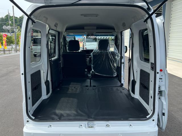 ハイゼットカーゴ クルーズターボ　届出済未使用車　ターボ　ＬＥＤヘッドライト　ＬＥＤフォグランプ　ＬＥＤルームランプ　電動格納ドアミラー　スマートキー　プッシュスタート　パワーウインド　ＡＢＳ　マニュアルエアコン　パワステ（22枚目）