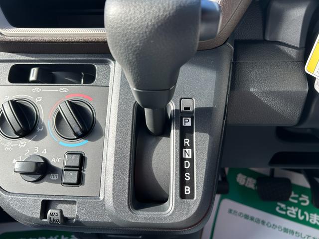 ムーヴ Ｌ　届出済未使用車　両側手動スライドドア　オートＬＥＤヘッドライト　電動格納ミラー　オートハイビーム　キーレスエントリー　パーキングソナ―　足踏み式パーキングブレーキ　　ベンチシート　ＡＢＳ　パワステ（35枚目）