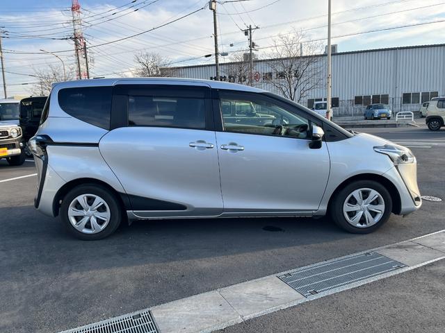 シエンタ Ｇ　両側電動パワースライドドア　フルセグＴＶ付純正ナビ　３６０°カメラ　前方ドライブレコーダー　前席シートヒーター　ステアリングヒーター　三列シート　衝突軽減ブレーキ　パーキングソナー　ＬＥＤヘッドライト（7枚目）