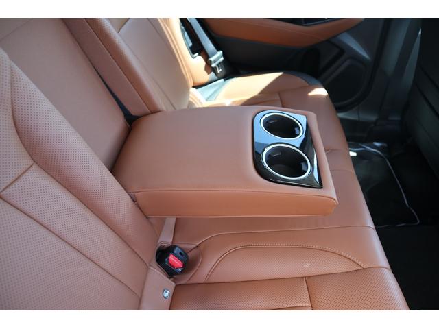 リヤシート中央に収納式アームレストが付いています！カップホルダー付きです！