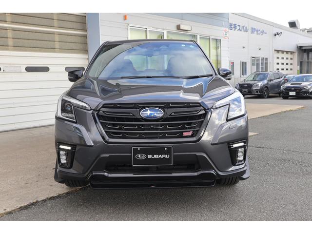 フォレスター ＳＴＩスポーツ　ＡＷＤ／アイサイトセーフティプラス／デュアル機能付きオートエアコン／オートワイパー／オートライト／ハイビームアシスト／本革シート／シートヒーター／メモリーナビ／バックカメラ／ＥＴＣ２．０（4枚目）