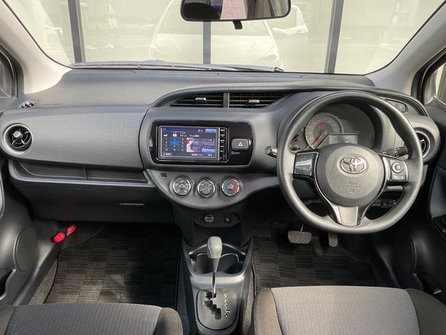 ヴィッツ 1.3F LEDエディション ワンオーナー・純正ナビ・ワンセグTV・バックカメラ・LEDヘッドライト・プリクラッシュセーフティ・レーンアシスト・アイドリングストップ・ETC・スマートキープッシュスタート(3枚目)