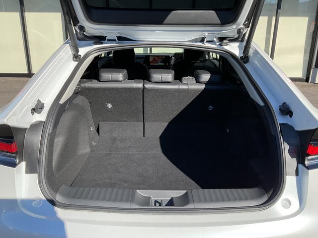 プリウス Ｚ　ワンオーナー・４ＷＤ・純正ナビ・ＴＶ・パノラミックビューモニター・セーフティセンス・デジタルインナーミラー・前席シートヒーター／ベンチレーション・ステアリングヒーター・ＥＴＣ２．０・寒冷地仕様（32枚目）