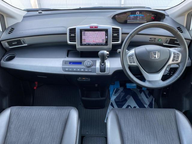 フリードハイブリッド ハイブリッド プレミアムエディション 両側電動スライドドア 純正ナビ バックカメラ 禁煙車 スマートキー ETC クルコン オートライト オートエアコン Bluetooth CD/DVD再生 フルセグ 革巻きステアリング(2枚目)