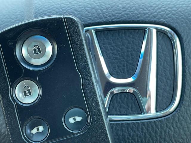 フリードハイブリッド ハイブリッド プレミアムエディション 両側電動スライドドア 純正ナビ バックカメラ 禁煙車 スマートキー ETC クルコン オートライト オートエアコン Bluetooth CD/DVD再生 フルセグ 革巻きステアリング(7枚目)