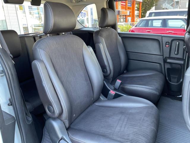 フリードハイブリッド ハイブリッド プレミアムエディション 両側電動スライドドア 純正ナビ バックカメラ 禁煙車 スマートキー ETC クルコン オートライト オートエアコン Bluetooth CD/DVD再生 フルセグ 革巻きステアリング(9枚目)