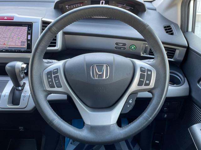 フリードハイブリッド ハイブリッド プレミアムエディション 両側電動スライドドア 純正ナビ バックカメラ 禁煙車 スマートキー ETC クルコン オートライト オートエアコン Bluetooth CD/DVD再生 フルセグ 革巻きステアリング(11枚目)