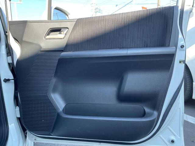 フリードハイブリッド ハイブリッド プレミアムエディション 両側電動スライドドア 純正ナビ バックカメラ 禁煙車 スマートキー ETC クルコン オートライト オートエアコン Bluetooth CD/DVD再生 フルセグ 革巻きステアリング(45枚目)