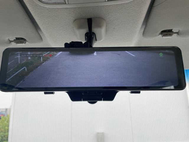 【アドバンスドルームミラー】後席の大きな荷物や同乗者で後方が確認しづらい時でも安心！カメラが撮影した車両後方の映像をルームミラー内に表示。クリアな視界で状況の確認が可能です！