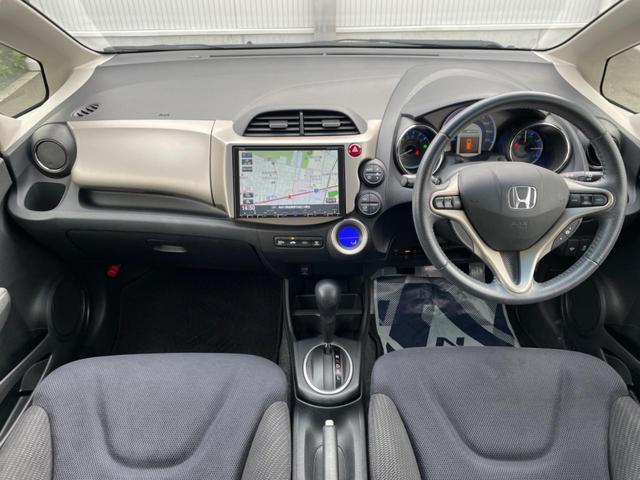 フィットハイブリッド スマートセレクション SDナビ バックカメラ 禁煙車 スマートキー ETC クルコン 1オーナー オートライト オートエアコン CD/DVD再生 フルセグ 革巻きステアリング ステアリングスイッチ(2枚目)