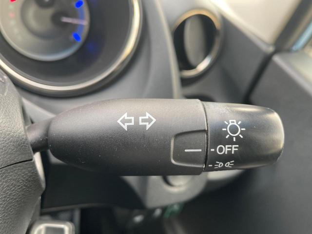 フィットハイブリッド スマートセレクション SDナビ バックカメラ 禁煙車 スマートキー ETC クルコン 1オーナー オートライト オートエアコン CD/DVD再生 フルセグ 革巻きステアリング ステアリングスイッチ(4枚目)